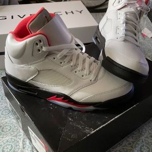 BNIB Jordan Fire Reds 5 size 8.5
